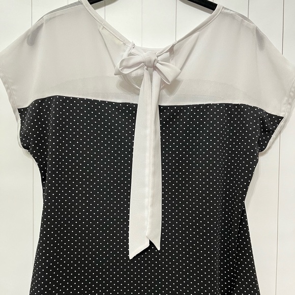 Short Sleeve dot print Top - Picture 7 of 9